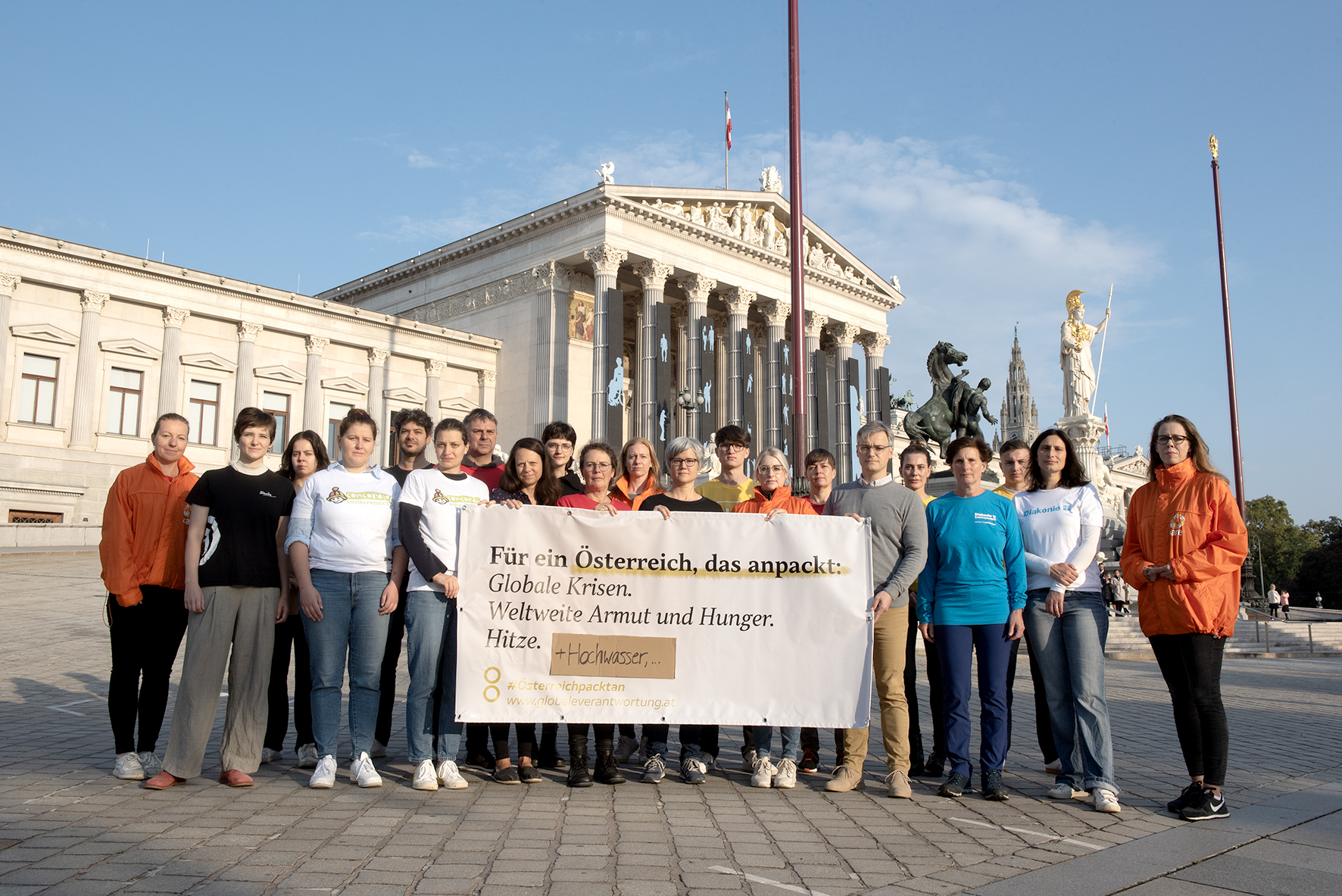 Gruppenfoto mit Mitgliedsorganisationen und Transparent